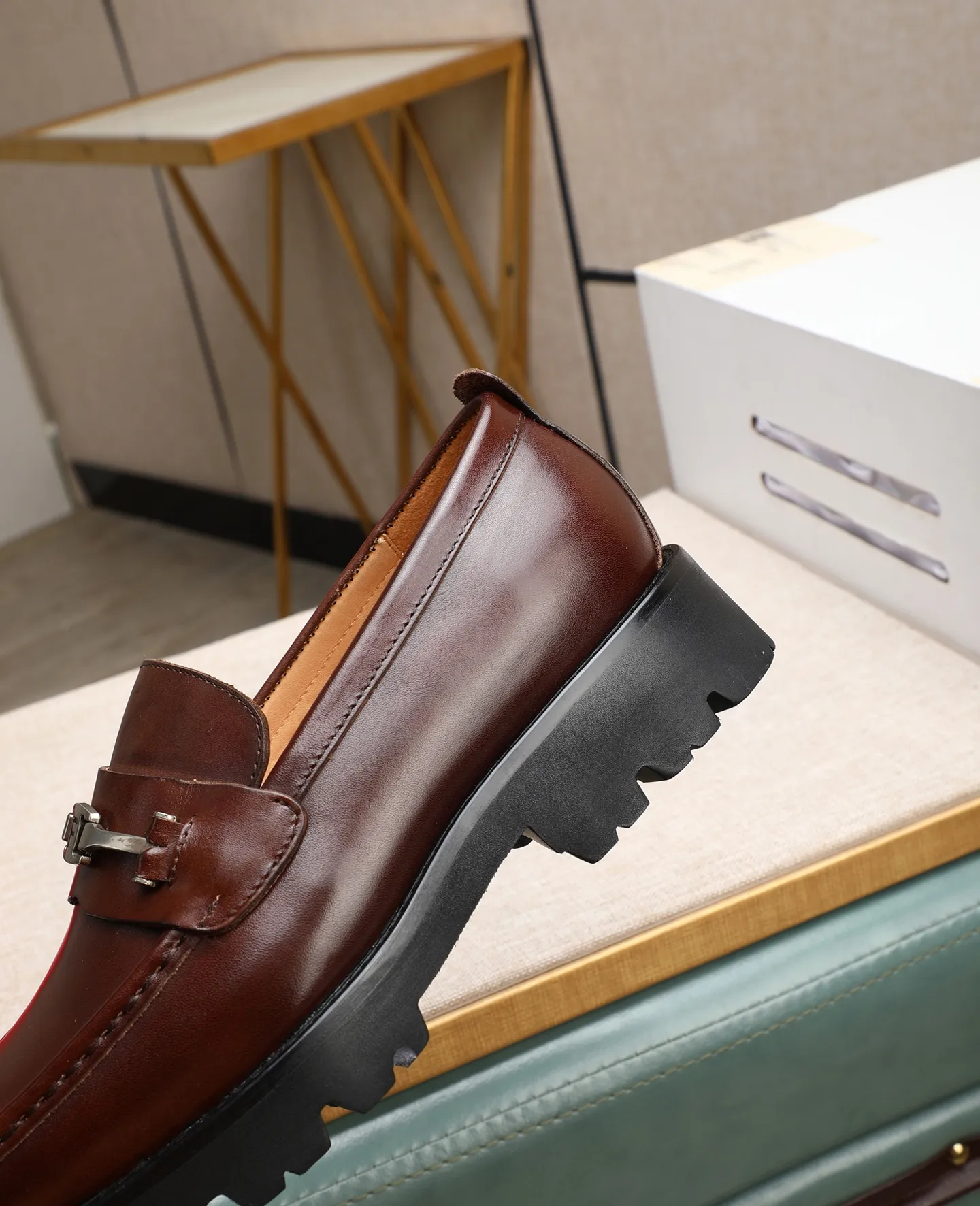 Men's shoes 💰500 📛📛(water-dyed cow lining) Salvatore Ferragamo high-end (Salvatore Ferragamo) is the top international luxury footwear brand. It comes from the fashion kingdom of Italy. It is famous all over the world for its traditional handmade design and novel styles...🚶🏻🚶🏻New suit shoes are available simultaneously at the counter. This model is purely handmade. The fabric is imported Italian calfskin➕soft water-dyed cowhide lining. Original authentic outsole🌀🌀Size: 38➖44.
